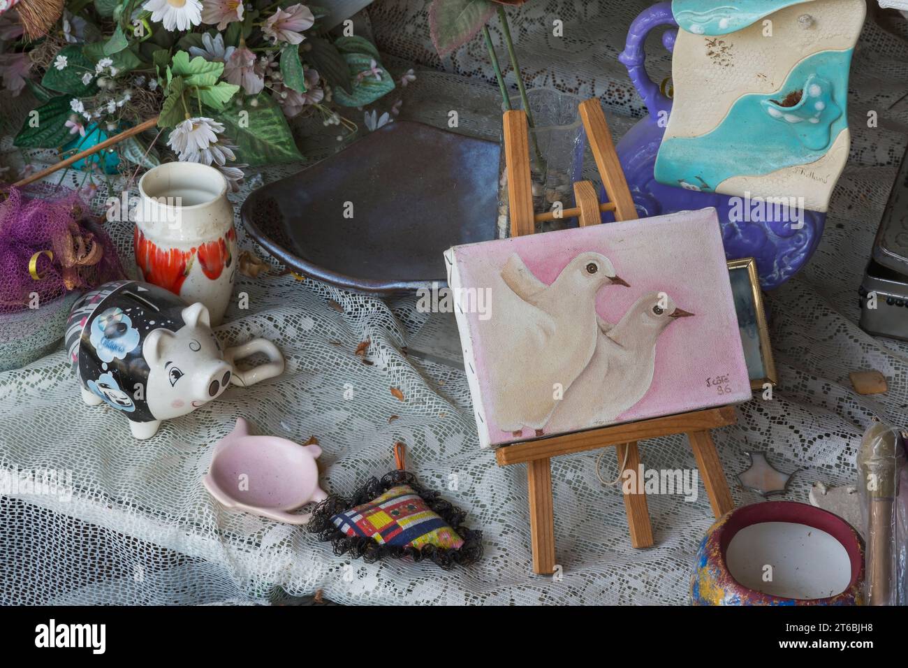 Peinture de colombes blanches, de fleurs en soie et de pièces en céramique à vendre à l'intérieur du magasin de biens d'occasion et de biens meubles. Banque D'Images