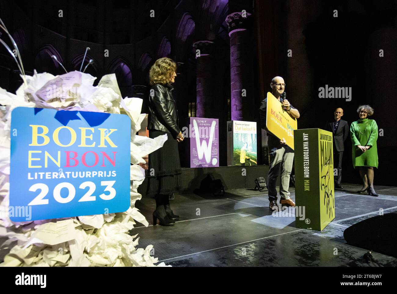 LA HAYE - lauréat Jan Vantoortelboom de Mauk et Ingrid van Engelshoven lors de l'annonce du lauréat du prix de littérature Boekenbon à la Grote Kerk. Le prix de littérature Boekenbon, anciennement connu sous le nom de AKO Literature Prize, est un prix récompensant le meilleur livre littéraire néerlandais, qu'il s'agisse de fiction ou de non-fiction. ANP EVA PLEVIER netherlands Out - belgique Out Banque D'Images