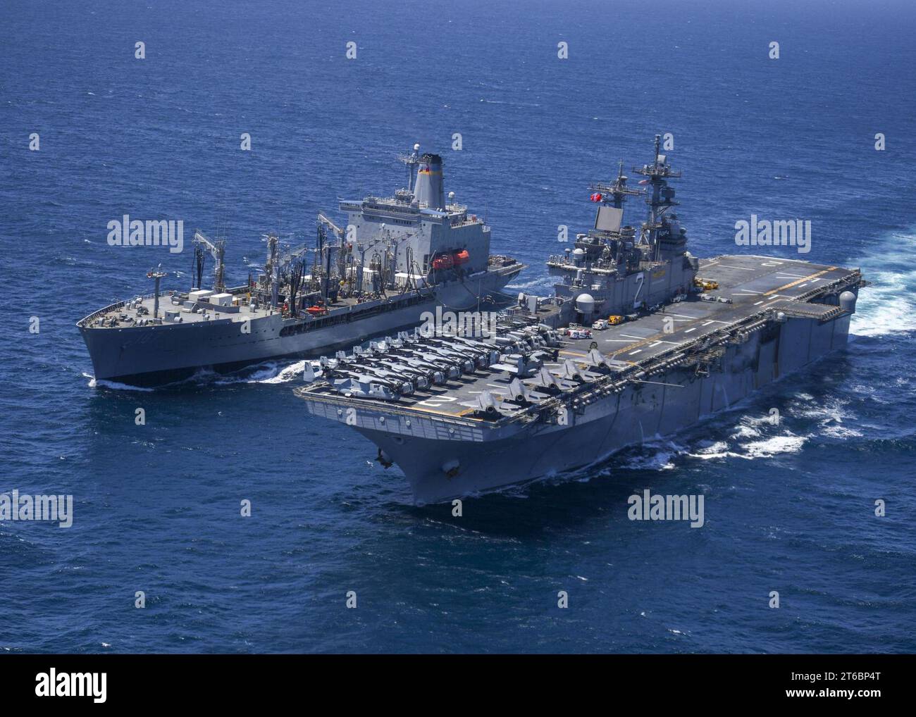 USNS Henry J. Kaiser effectue un réapprovisionnement en mer avec l'USS Essex. (27105360567) Banque D'Images