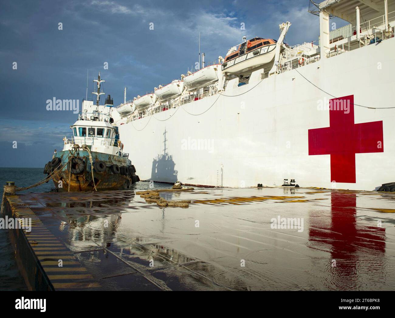 USNS Mercy a ancré au large des côtes de Padang, pendant le Pacific Partnership 2016. (29361015575) Banque D'Images