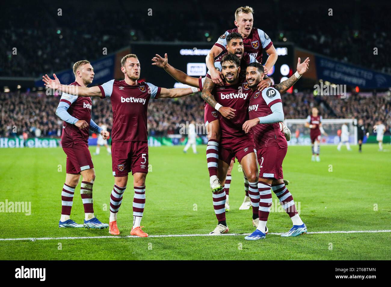 Londres, Royaume-Uni. 9 novembre 2023. Lucas Paqueta de West Ham United célèbre avoir marqué le premier but de leur équipe aux côtés de Said Benrahma de West Ham United célèbre avoir marqué le premier but de leur équipe lors du match West Ham United FC contre Olympiakos FC UEFA Europa League Group A au London Stadium, Londres, Angleterre, Royaume-Uni le 9 novembre 2023 crédit : Every second Media/Alamy Live News Banque D'Images