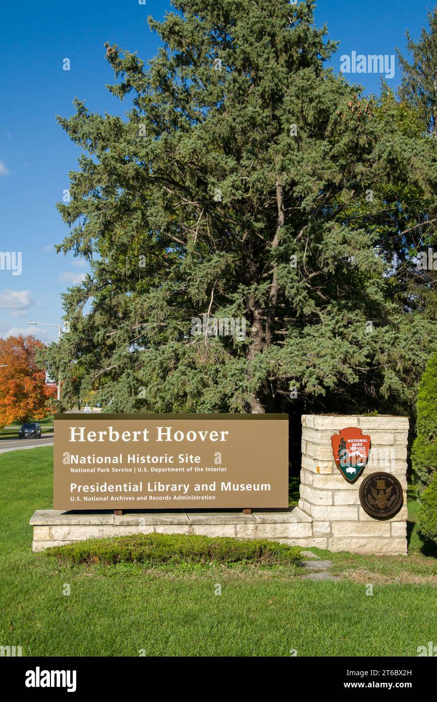 WEST BRANCH, IA, États-Unis - 20 OCTOBRE 2023 : panneau d'entrée au site historique national Herbert Hoover. Banque D'Images