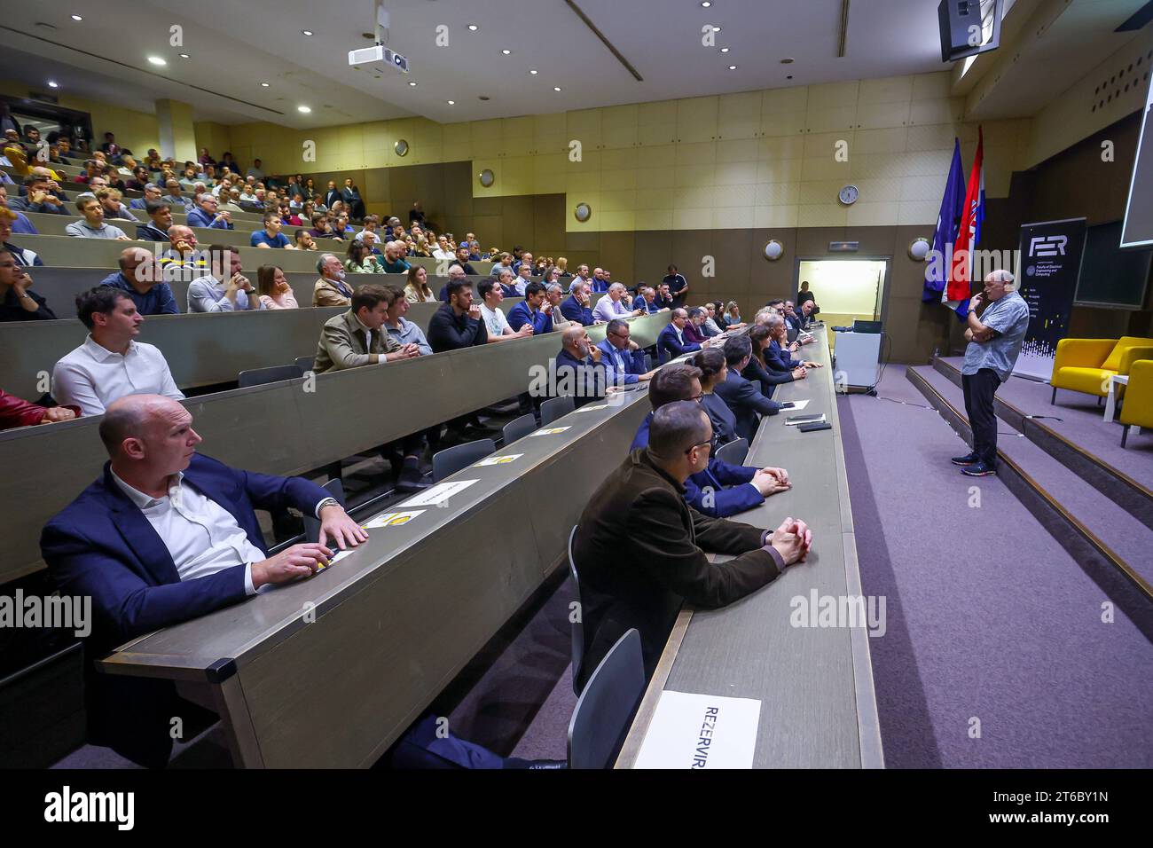 Croatie, Zagreb, 091123. FER. Présence de Luc Julia, Directeur général des Sciences du Groupe Renault, expert en intelligence artificielle et co-créateur de l’assistant SIRI, dans le cadre de FERConnect, un rassemblement régulier d’anciens élèves de fer. Sur la photo : la conférence de Luca Julio sur l'intelligence artificielle. Photo : Tomislav Kristo/CROPIX Zagreb Croatie Copyright : xTomislavxKristoxTomislavxKristox luc julia010-091123 crédit : Imago/Alamy Live News Banque D'Images