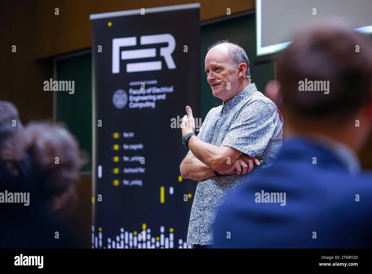 Croatie, Zagreb, 091123. FER. Présence de Luc Julia, Directeur général des Sciences du Groupe Renault, expert en intelligence artificielle et co-créateur de l’assistant SIRI, dans le cadre de FERConnect, un rassemblement régulier d’anciens élèves de fer. Sur la photo : la conférence de Luca Julio sur l'intelligence artificielle. Photo : Tomislav Kristo/CROPIX Zagreb Croatie Copyright : xTomislavxKristoxTomislavxKristox luc julia001-091123a crédit : Imago/Alamy Live News Banque D'Images
