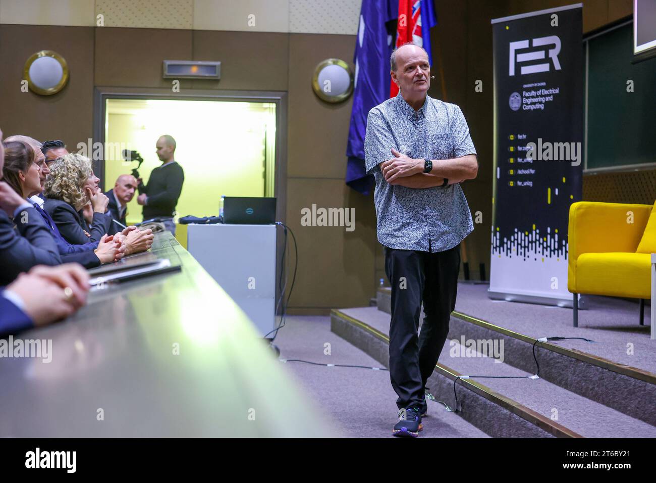 Croatie, Zagreb, 091123. FER. Présence de Luc Julia, Directeur général des Sciences du Groupe Renault, expert en intelligence artificielle et co-créateur de l’assistant SIRI, dans le cadre de FERConnect, un rassemblement régulier d’anciens élèves de fer. Sur la photo : la conférence de Luca Julio sur l'intelligence artificielle. Photo : Tomislav Kristo/CROPIX Zagreb Croatie Copyright : xTomislavxKristoxTomislavxKristox luc julia006-091123 crédit : Imago/Alamy Live News Banque D'Images