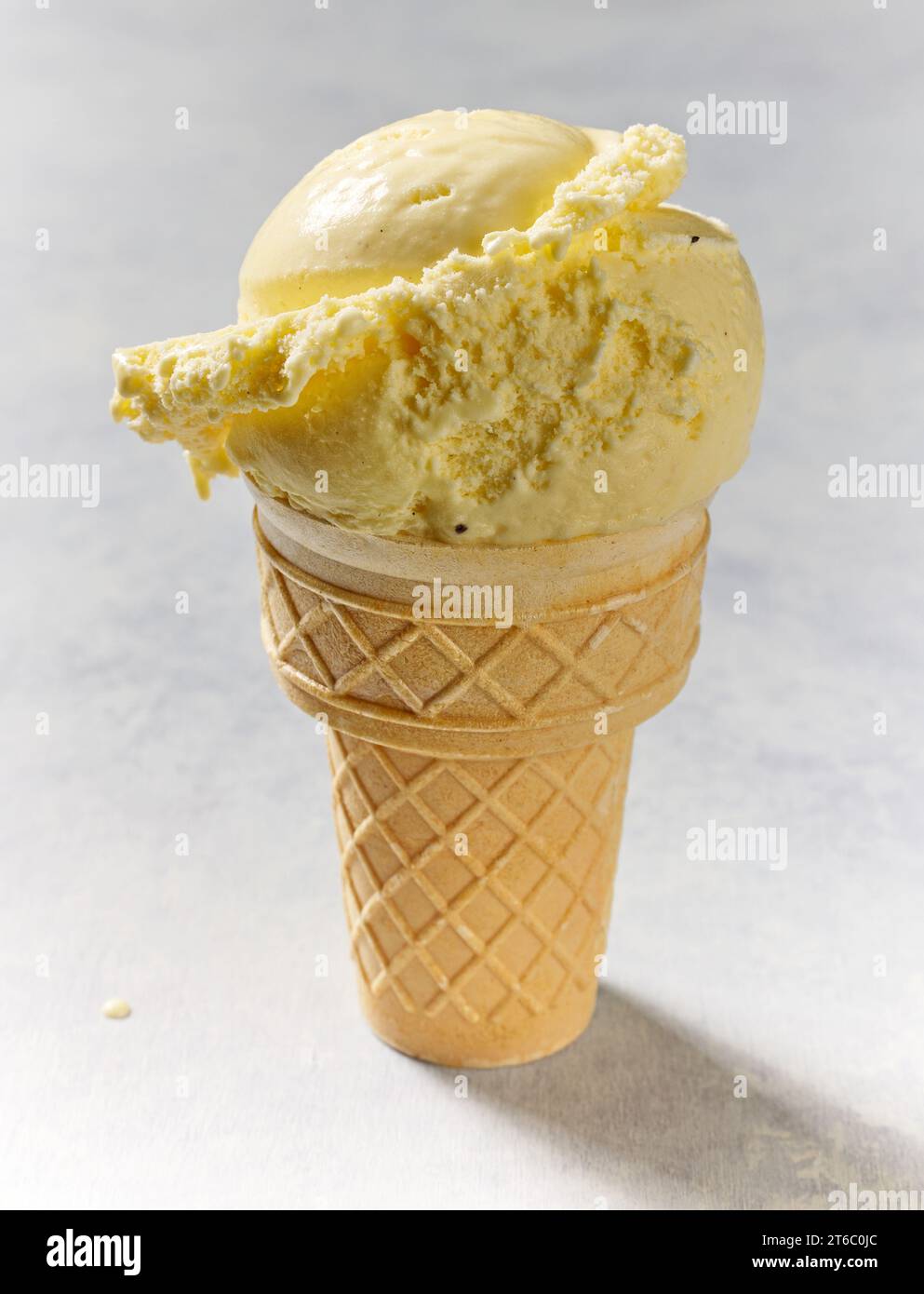 boule de crème glacée à la vanille dans un cône de gaufre Banque D'Images