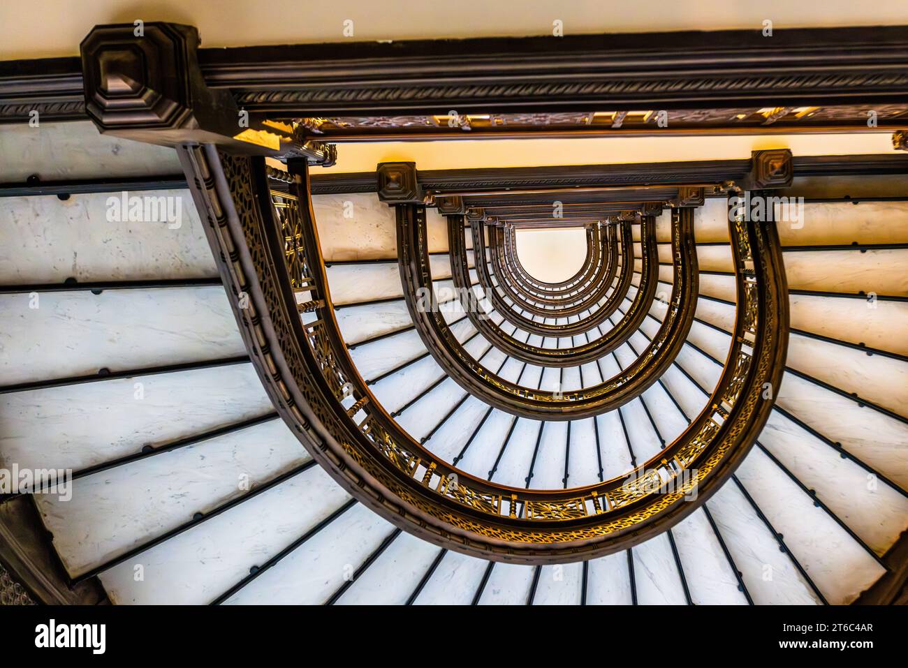 L'escalier en colimaçon en fonte sur la façade ouest du Rookery Building à Chicago, Illinois, États-Unis, vu d'en bas, s'élève en spirales serrées. Connu sous le nom d'escalier en éperon, il relie les deuxième au douzième étage le long de l'extérieur de la structure principale du bâtiment. Banque D'Images
