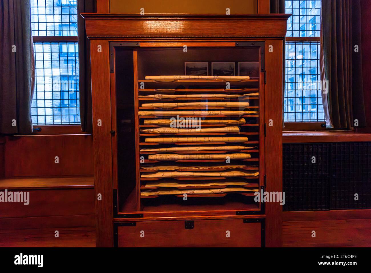 Un meuble de rangement dans la bibliothèque Burnham du bâtiment Rookery à Chicago, Illinois, États-Unis, contient derrière une vitre des plans de bâtiments historiques roulés, un souvenir du bureau d'architecture que Daniel Burnham et John Wellborn Root avaient autrefois au onzième étage. Banque D'Images