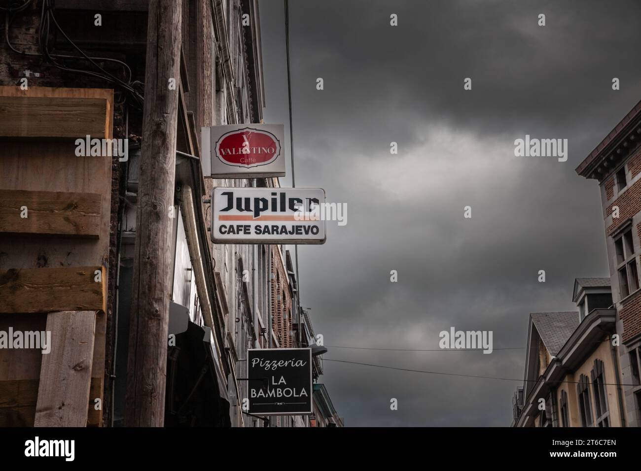 Photo d'un panneau avec le logo de Jupiler sur leur détaillant à Liège, belgique. Jupiler est une bière belge introduite en 1966, brassée par Anheuser-B. Banque D'Images