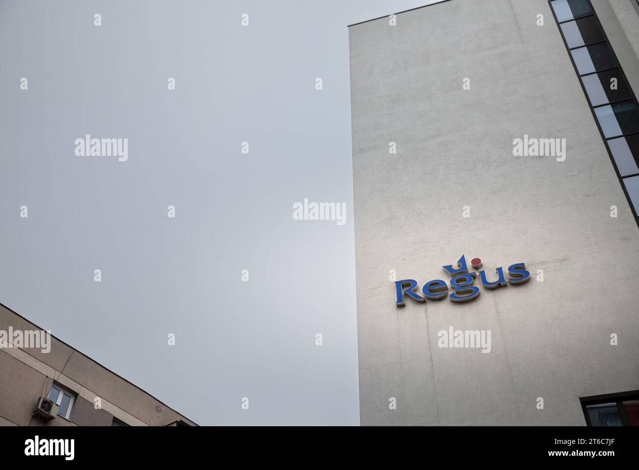 Photo du logo de Regus prise à Bucarest, en Roumanie, sur leur siège social. Regus, rebaptisée IWG, est une multinationale Banque D'Images