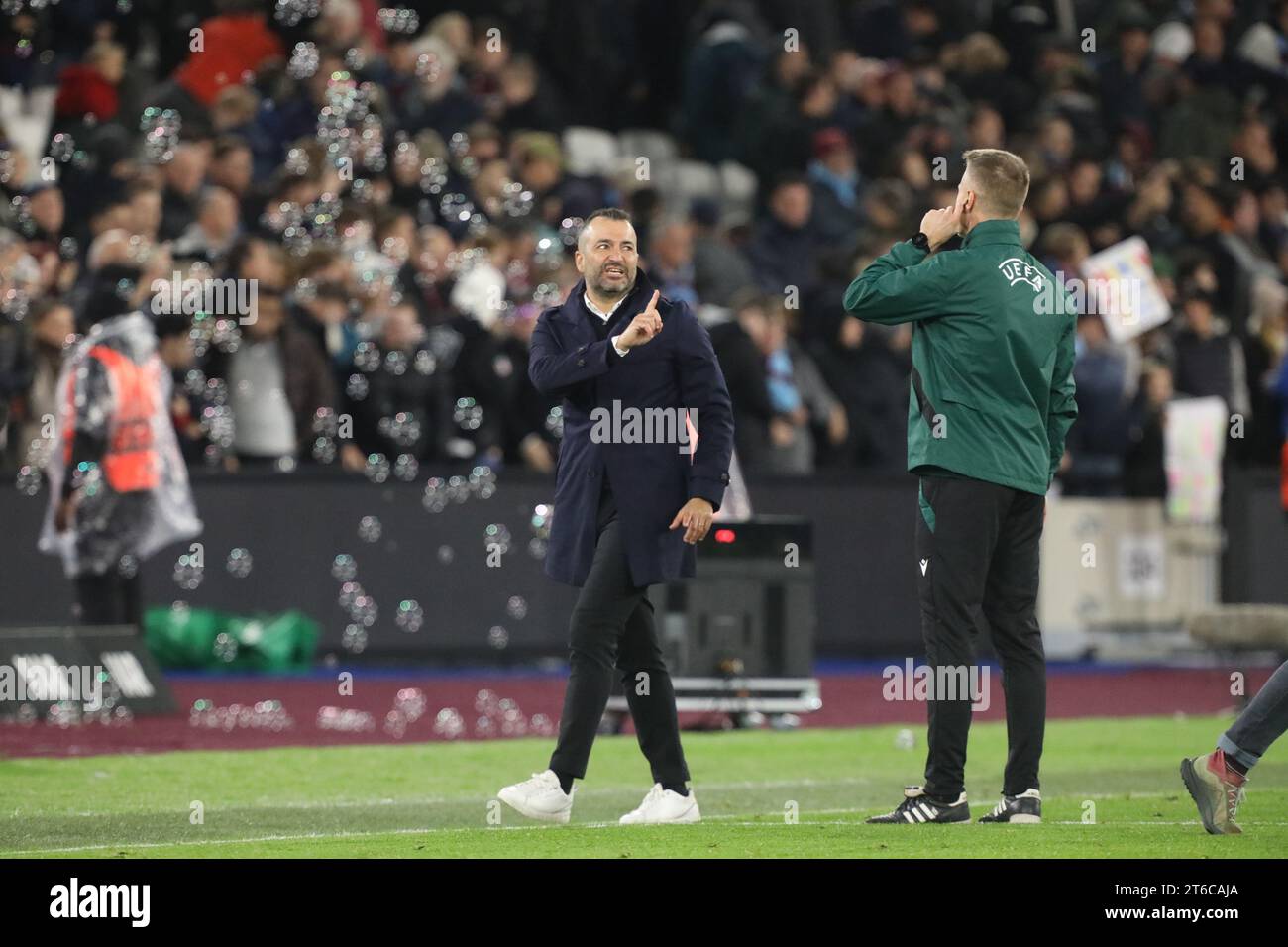 Londres, Royaume-Uni. 09 novembre 2023. Diego Martinez, Manager de l'Olympiacos, après le match de l'UEFA Europa League opposant West Ham United à l'Olympiacos Pirée au London Stadium, Queen Elizabeth Olympic Park, Londres, Angleterre, le 9 novembre 2023. Photo de Joshua Smith. Usage éditorial uniquement, licence requise pour un usage commercial. Aucune utilisation dans les Paris, les jeux ou les publications d'un seul club/ligue/joueur. Crédit : UK Sports pics Ltd/Alamy Live News Banque D'Images