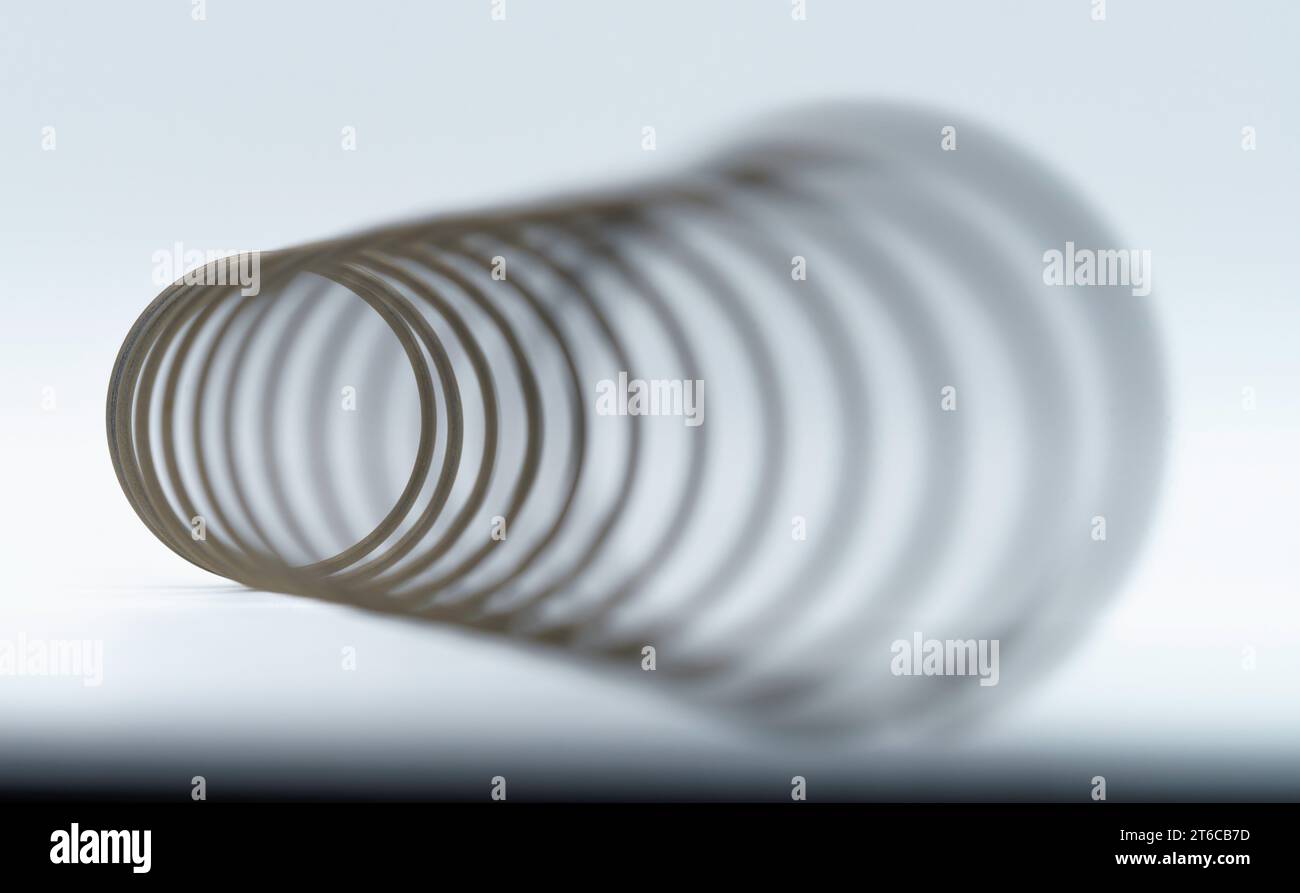 Macro-vue angulaire semblable à la corne d'abondance d'un ressort avec l'extrémité éloignée au point, donnant l'illusion optique que c'est l'extrémité proche Banque D'Images