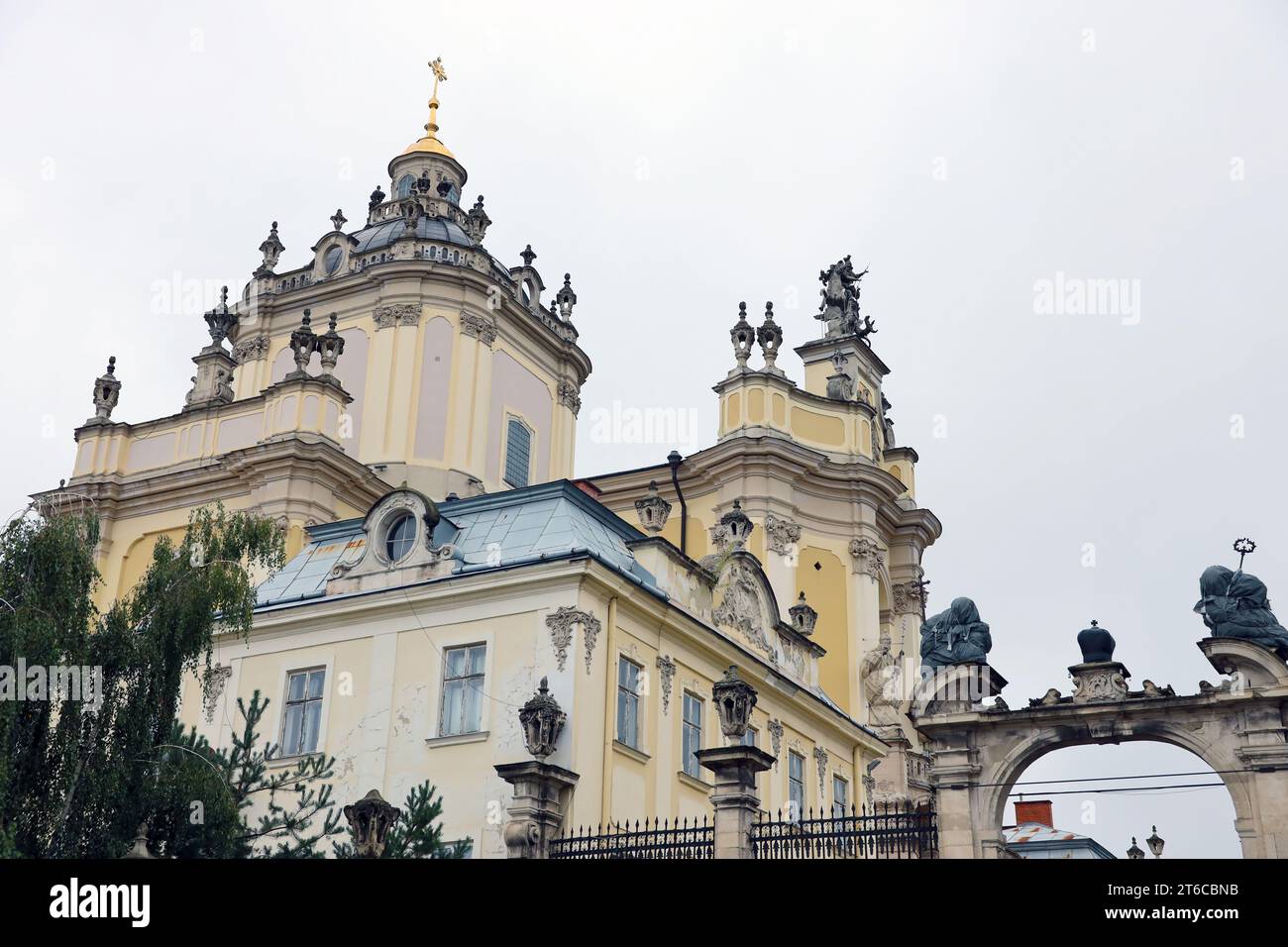 LVIV, UKRAINE - 10 SEPTEMBRE 2022 ST. La cathédrale Georges ou cathédrale de Yuri est une cathédrale baroque rococo située dans la ville de Lviv, la capitale historique de l'ouest de l'Ukraine Banque D'Images