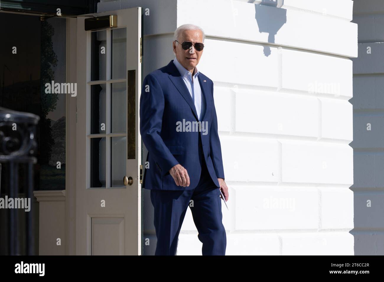 Le président des États-Unis Joe Biden quitte la pelouse sud de la Maison Blanche en route pour l'Illinois, à Washington, DC, États-Unis, le 09 novembre 2023. Biden prononcera des remarques sur les politiques économiques connues sous le nom de «Bidenomics» et rencontrera les travailleurs de United Auto Workers (UAW) dans l'Illinois. Crédit : Michael Reynolds/Pool via CNP/MediaPunch Banque D'Images