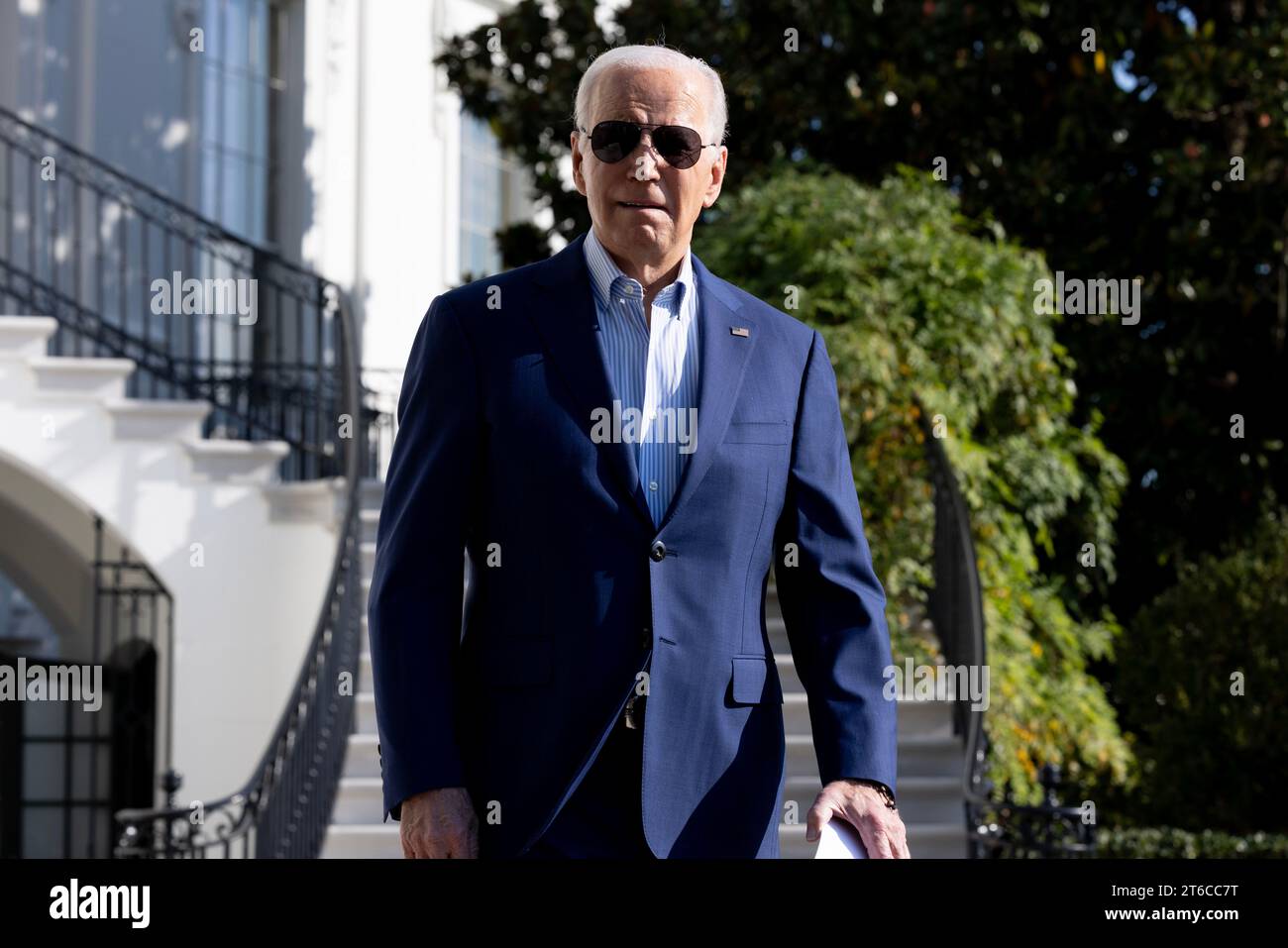 Le président des États-Unis Joe Biden quitte la pelouse sud de la Maison Blanche en route pour l'Illinois, à Washington, DC, États-Unis, le 09 novembre 2023. Biden prononcera des remarques sur les politiques économiques connues sous le nom de «Bidenomics» et rencontrera les travailleurs de United Auto Workers (UAW) dans l'Illinois. Crédit : Michael Reynolds/Pool via CNP/MediaPunch Banque D'Images