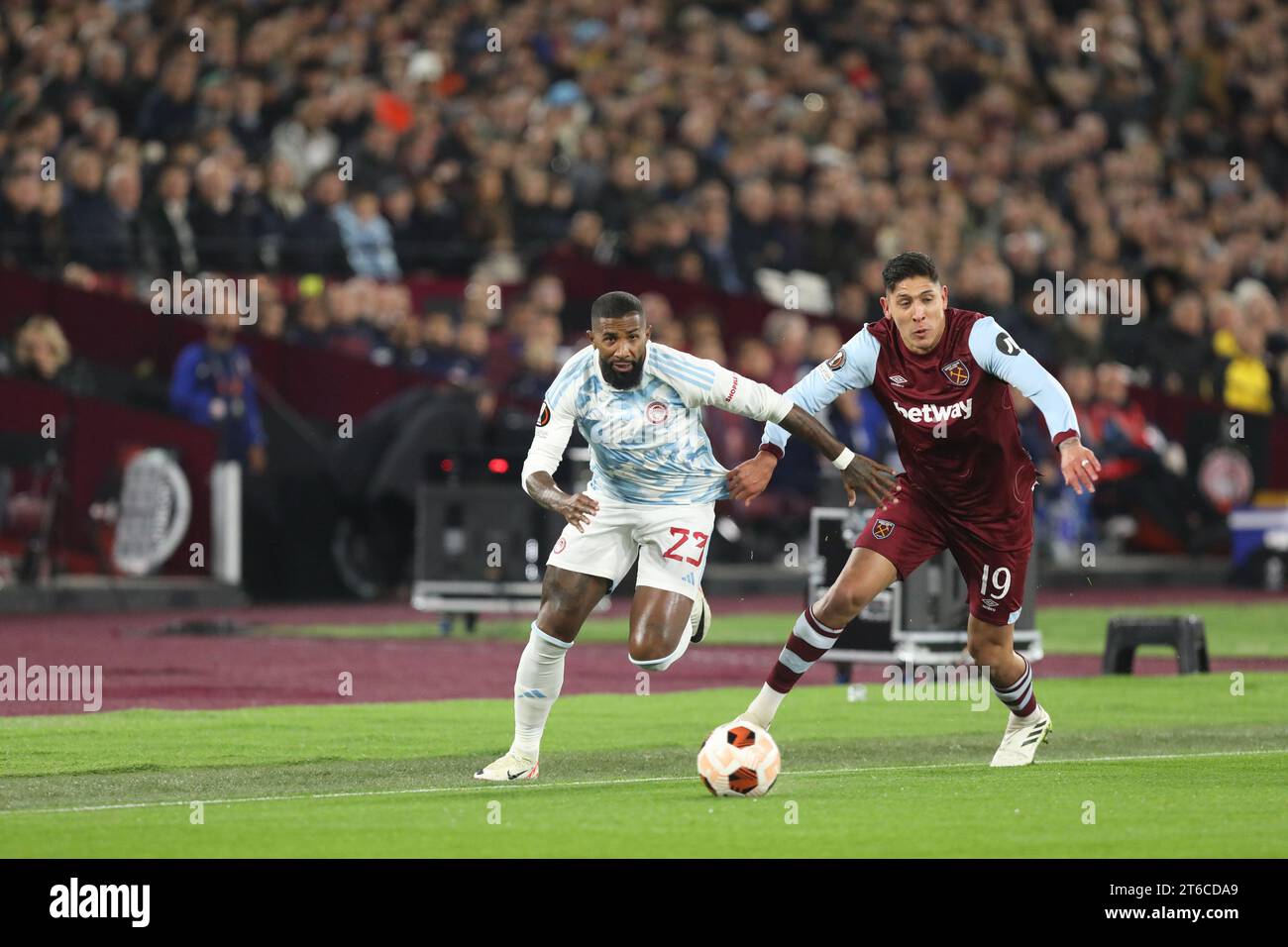 Londres, Royaume-Uni. 09 novembre 2023. Rodinei de l'Olympiacos sur le ballon lors du match de l'UEFA Europa League entre West Ham United et l'Olympiacos Pirée au London Stadium, Queen Elizabeth Olympic Park, Londres, Angleterre, le 9 novembre 2023. Photo de Joshua Smith. Usage éditorial uniquement, licence requise pour un usage commercial. Aucune utilisation dans les Paris, les jeux ou les publications d'un seul club/ligue/joueur. Crédit : UK Sports pics Ltd/Alamy Live News Banque D'Images