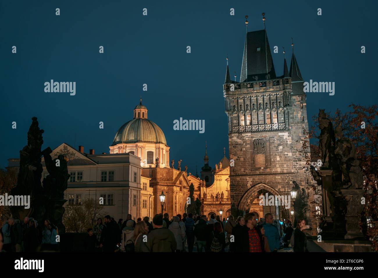 Pont Charles la nuit à Prague, Tchéquie Banque D'Images