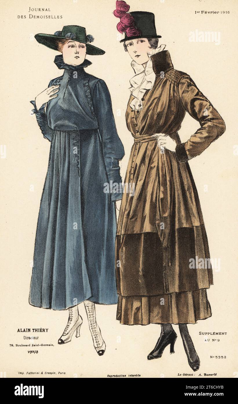 Deux femmes à la mode sur une promenade hivernale, WWI. Un dans un chapeau bleu à large bord, manteau à col haut volanté, guêtres. Un en chapeau à bord étroit avec cocarde, manteau à col haut, ceinture à guillotine, jupe assortie. Lithographie coloriée à la main par Fattorini & Crespin du magazine Alain Thierys Journal des Demoiselles, 79 Boulevard Saint-Germain, Paris, France, février 1, 1916. Banque D'Images