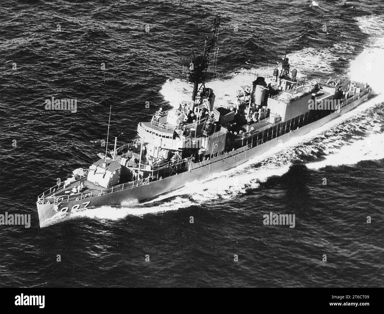 USS Brinkley Bass (DD-887) en mer au milieu des années 1960 Banque D'Images