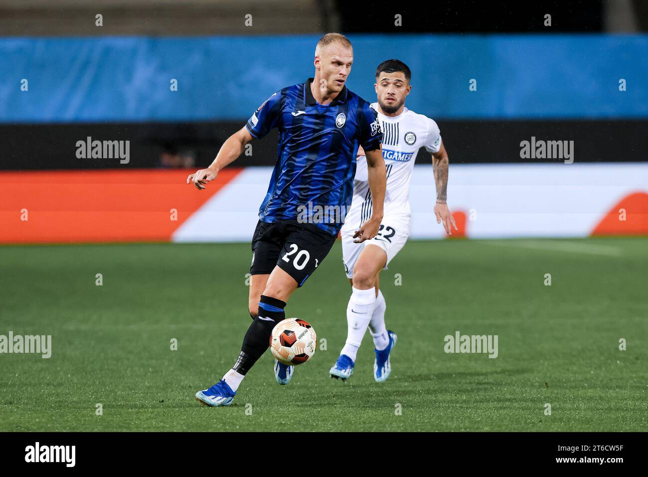 Bergame, Italie, 9 novembre 2023. Mitchel Bakker (Atalanta BC) en action lors du match de football Europa League entre Atalanta et SK Sturm Graz au Gewiss Stadium le 9 novembre 2023 à Bergame, en Italie. Crédit : Stefano Nicoli/Speed Media/Alamy Live News Banque D'Images