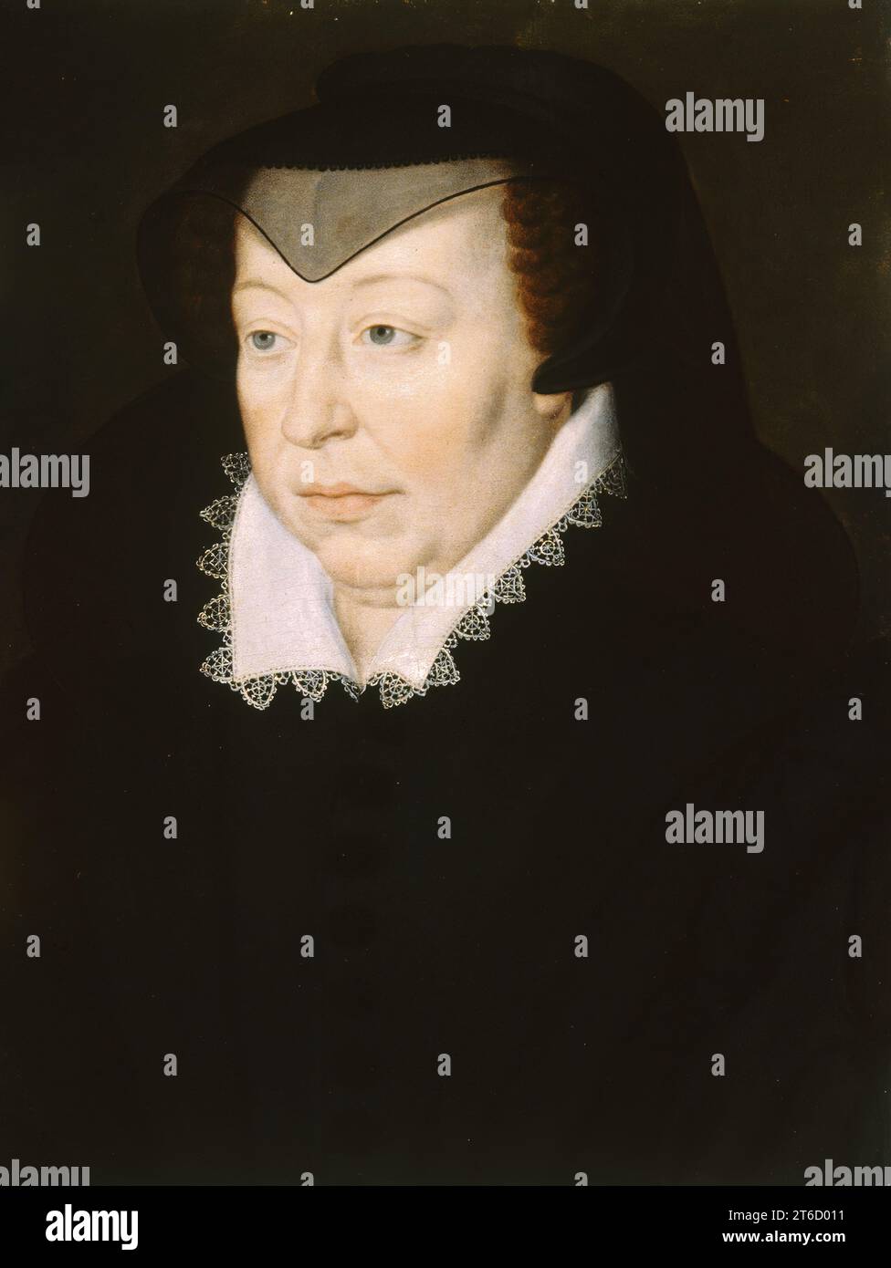 Portrait de Catherine de Médicis, c1580. Catherine de Médicis (1519-89) était la fille de Lorenzo de Médicis, duc d'Urbino, et de son épouse française. Catherine épousa le duc d'Orléans, plus tard le roi Henri II de France (1519-59). Ici, elle est représentée avec une casquette de veuve, qu'elle a continué à porter longtemps après la mort de son mari. Elle était une mécène et admiratrice de l'exquise vaisselle en émail produite à Limoges. Banque D'Images