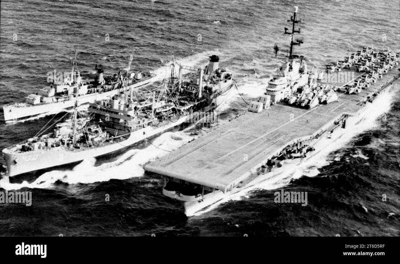 L'USS Chemung (AO-30) ravitaille l'USS Philippine Sea (CVS-47) et un destroyer, en 1958 Banque D'Images