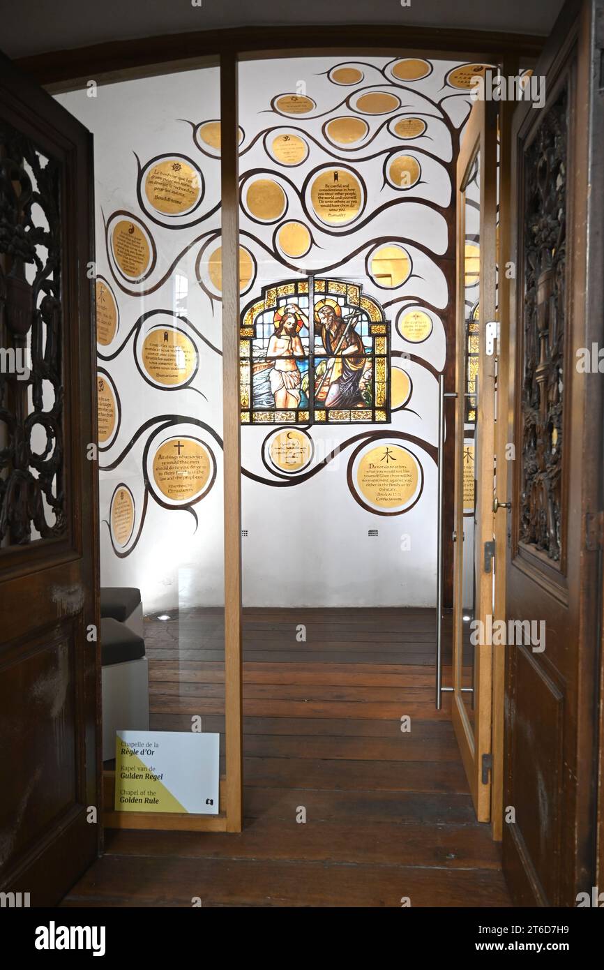 Entrée à la chapelle de la règle d'or à l'intérieur de l'église de St. Jean-Baptiste au Béguinage (Église Saint-Jean-Baptiste au Béguinage) Banque D'Images Entrée à la chapelle de la règle d'or à l'intérieur de l'église de St. Jean-Baptiste au Béguinage (Église Saint-Jean-Baptiste au Béguinage) Banque D'Images
