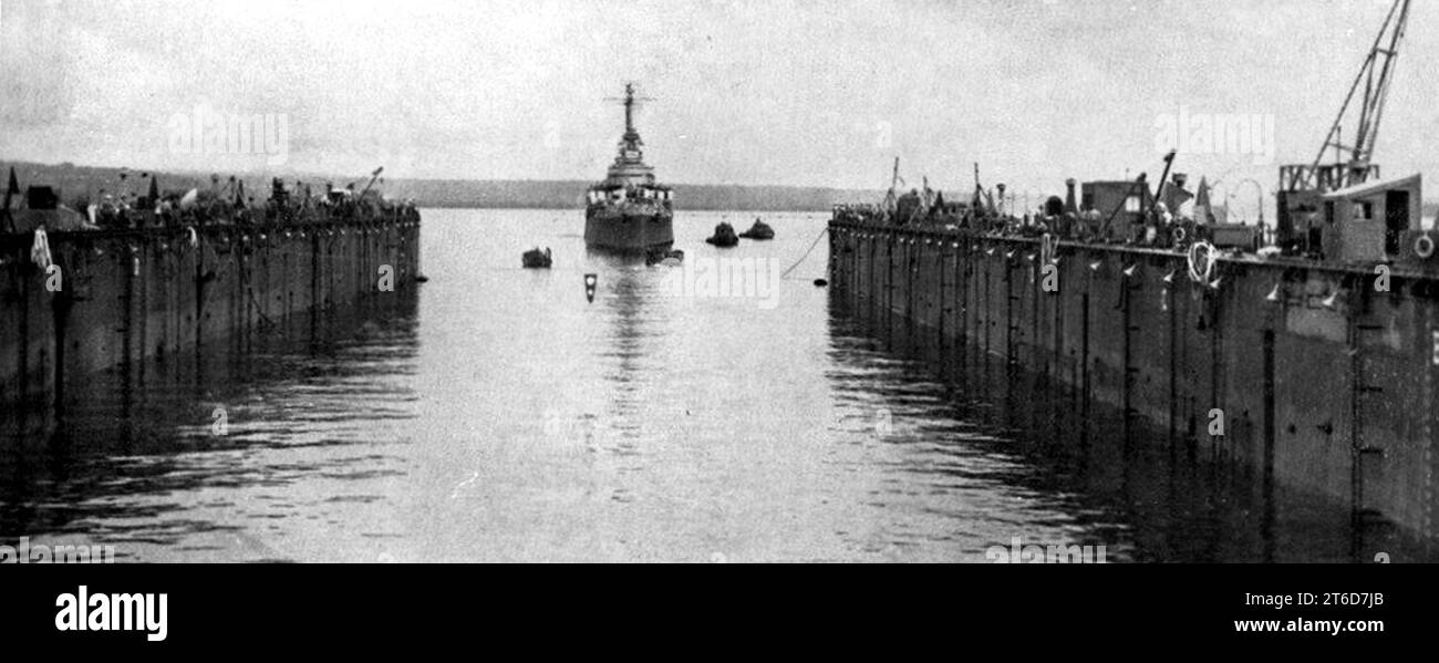 USS Columbia (CL-56) saisie de cale sèche flottante 1944 Banque D'Images