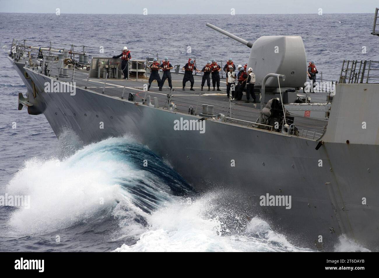 L'USS Curtis Wilbur effectue un réapprovisionnement en mer avec l'USS Bonhomme. (29407512430) Banque D'Images