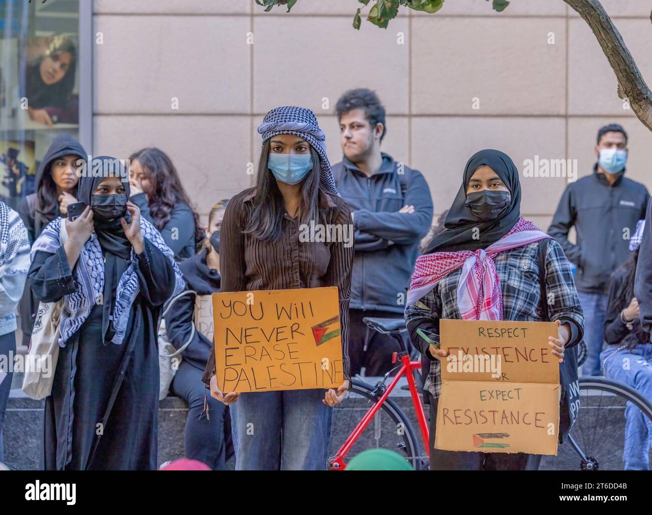 NEW YORK, New York – 13 octobre 2023 : les gens se rassemblent lors d’une manifestation pro-palestinienne au Baruch College de Manhattan. Banque D'Images