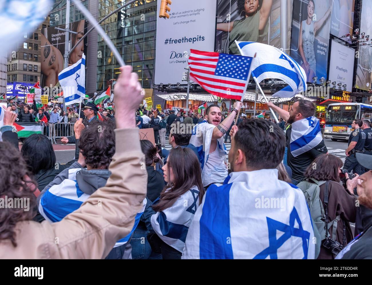 NEW YORK, New York – 13 octobre 2023 : des manifestants pro-israéliens se rassemblent près de manifestants pro-palestiniens lors de manifestations à Manhattan. Banque D'Images