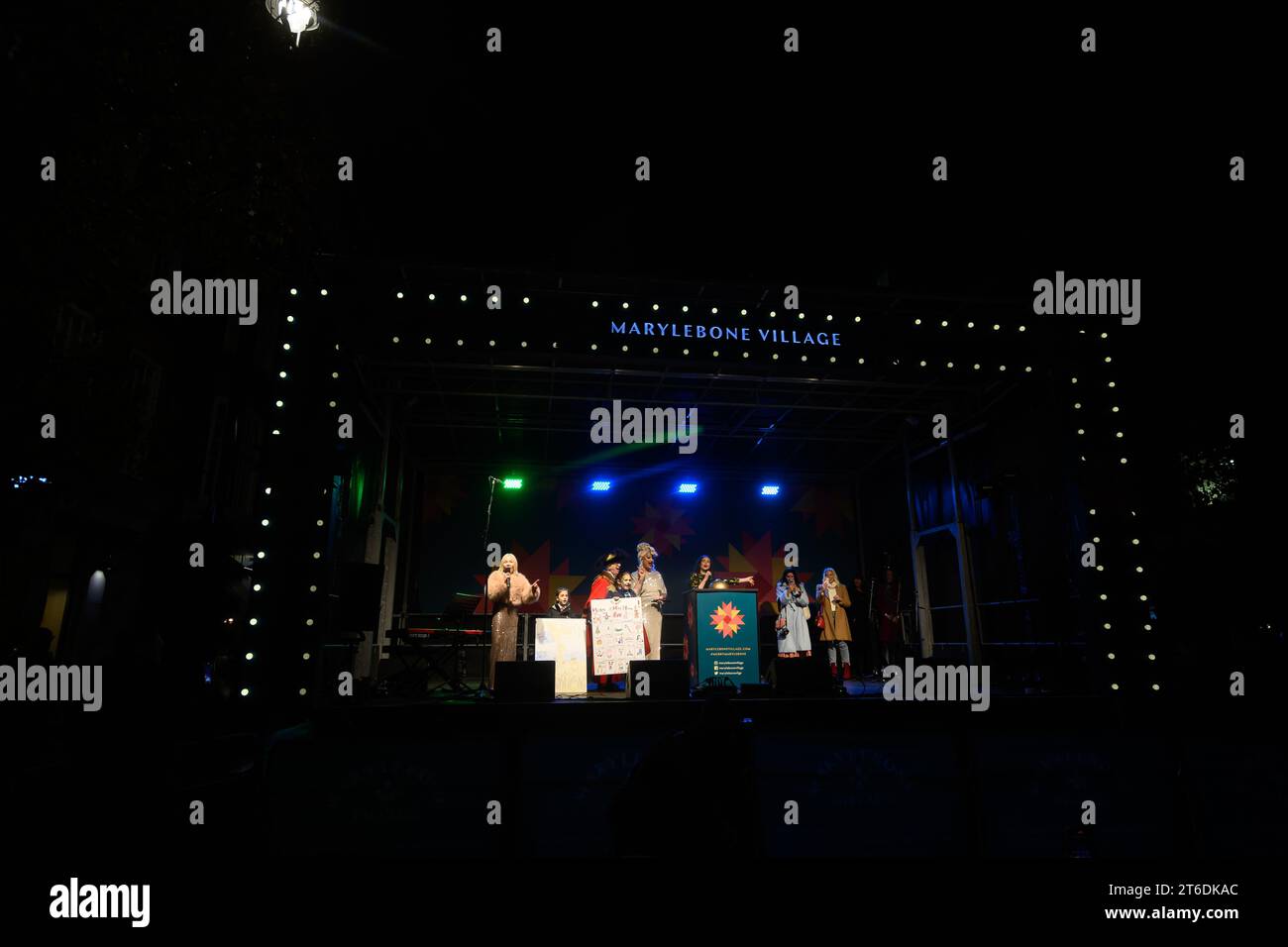 Londres, Royaume-Uni, le 9 novembre 2023, Marylebone Village Christmas Lights a été allumé par Sophie Ellis-Bextor à 6h avec la foule qui emballe les rues mouillées. L’après-midi a commencé à 3h animé par un résident local et JO Good de BBC London. Il y avait des chorales et des chanteurs locaux pour divertir la foule., Andrew Lalchan Photography/Alamy Live News Banque D'Images