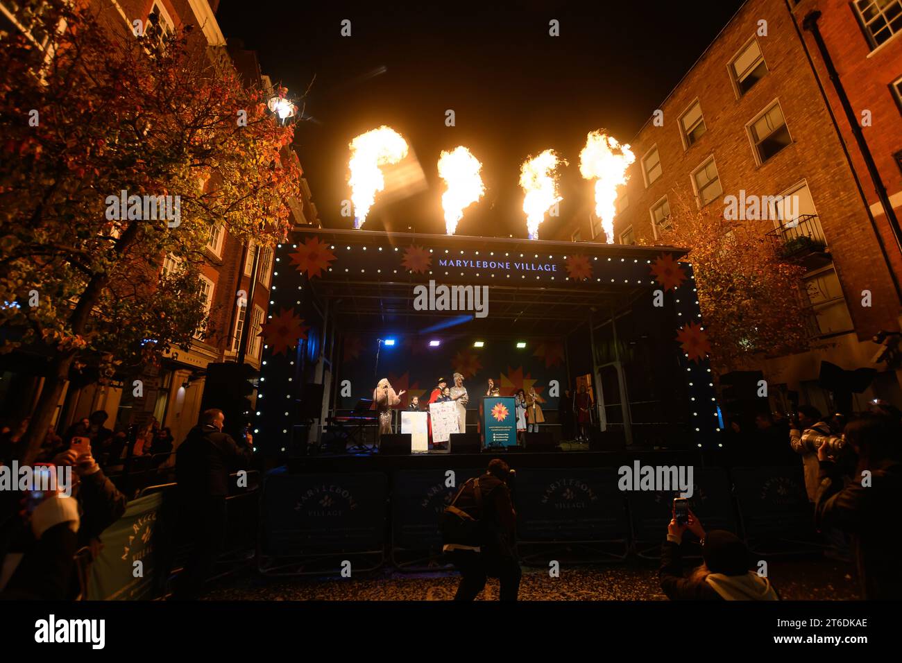 Londres, Royaume-Uni, le 9 novembre 2023, Marylebone Village Christmas Lights a été allumé par Sophie Ellis-Bextor à 6h avec la foule qui emballe les rues mouillées. L’après-midi a commencé à 3h animé par un résident local et JO Good de BBC London. Il y avait des chorales et des chanteurs locaux pour divertir la foule., Andrew Lalchan Photography/Alamy Live News Banque D'Images