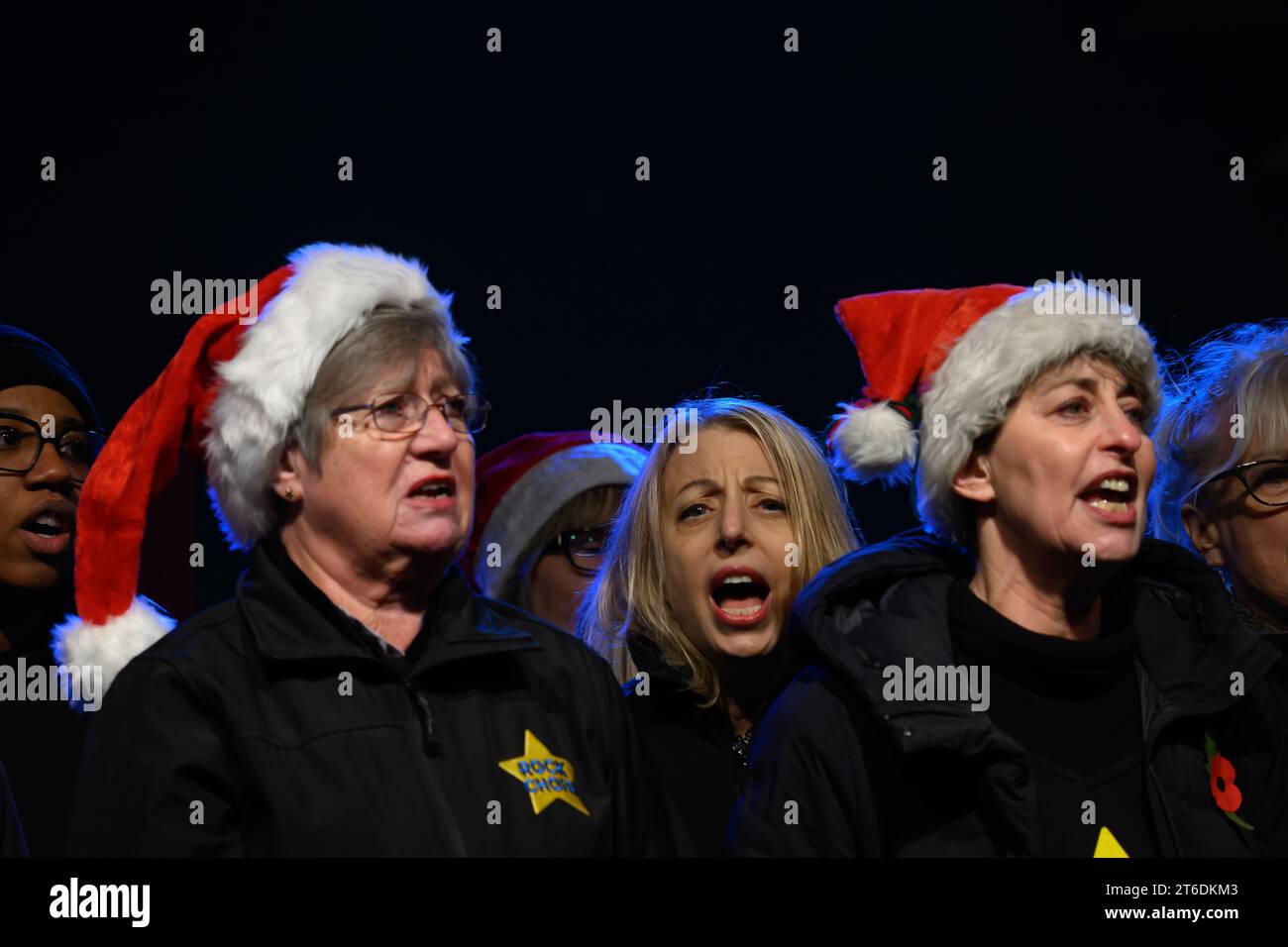 Londres, Royaume-Uni, le 9 novembre 2023, Marylebone Village Christmas Lights a été allumé par Sophie Ellis-Bextor à 6h avec la foule qui emballe les rues mouillées. L’après-midi a commencé à 3h animé par un résident local et JO Good de BBC London. Il y avait des chorales et des chanteurs locaux pour divertir la foule., Andrew Lalchan Photography/Alamy Live News Banque D'Images