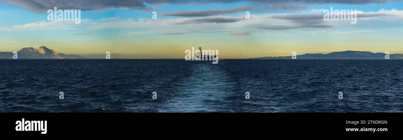 USS George HW Bush (CVN-77) dans le détroit de Gibraltar en février 2014 Banque D'Images