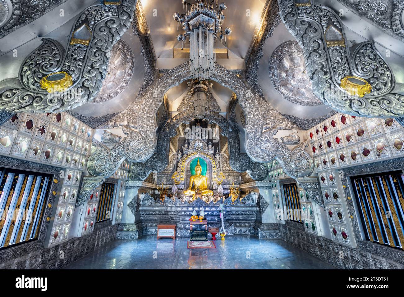 Intérieur de Wat Sri Suphan, temple bouddhiste en métal argenté, vieille ville de Chaingmai, Thaïlande. Banque D'Images