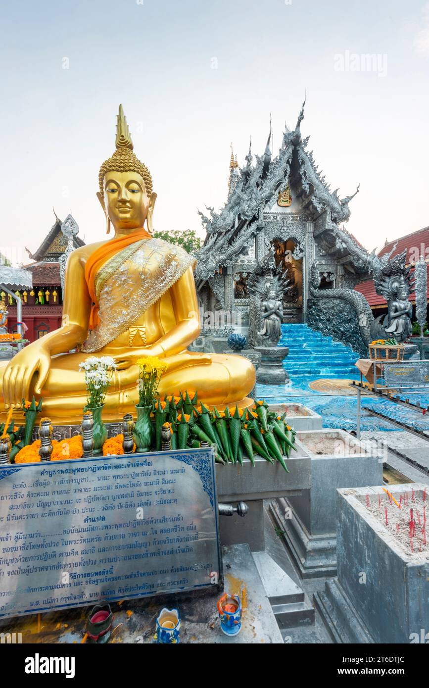 Près de l'entrée du temple, l'un des plus beaux n Chiang Mai.unique, revêtu d'argent, à l'intérieur et à l'extérieur, subtilement, traditionnellement fait et façonné à la main Banque D'Images