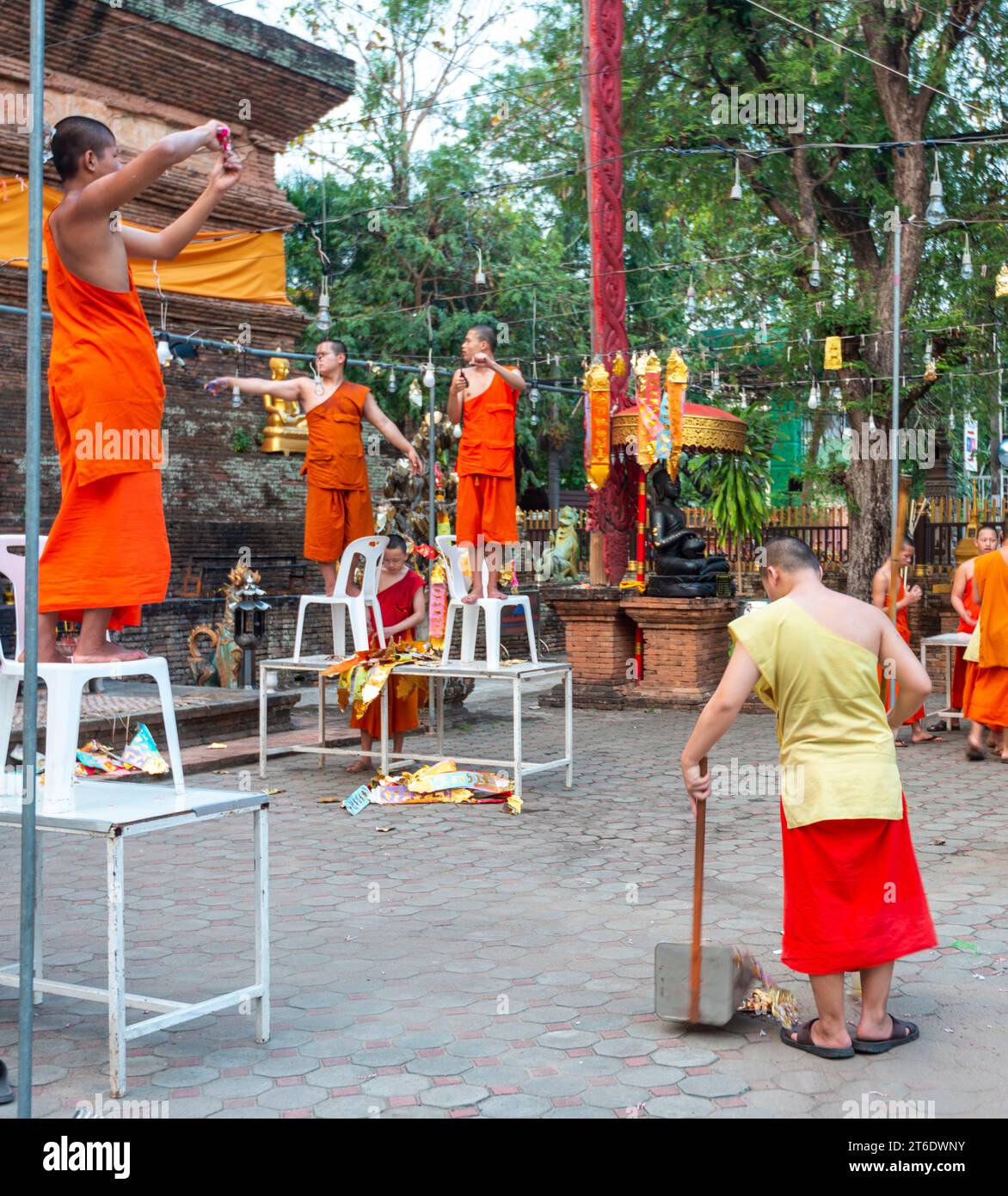 Chiang Mai, Thaïlande-Mars 17 2023 : derrière le Wat Lok Moli, Lanna temple bouddhiste sculpté en bois, à l'approche du crépuscule, les moines novices font des préparatifs, pour t Banque D'Images