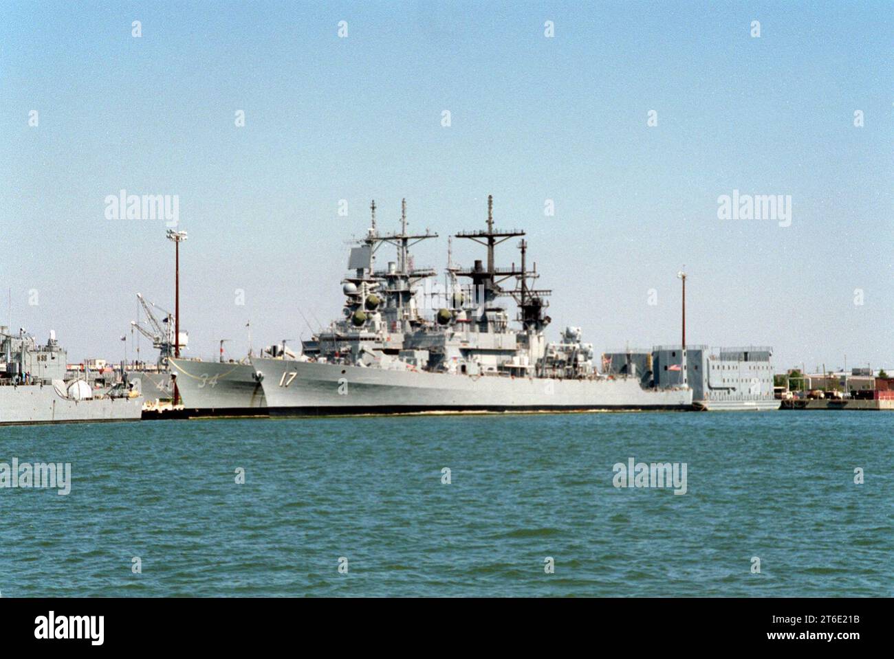 USS Harry E. Yarnell (CG-17) et USS Biddle (CG-34) amarrés à la base navale de Norfolk, Virginie (USA), le 2 octobre 1993 (6488034) Banque D'Images