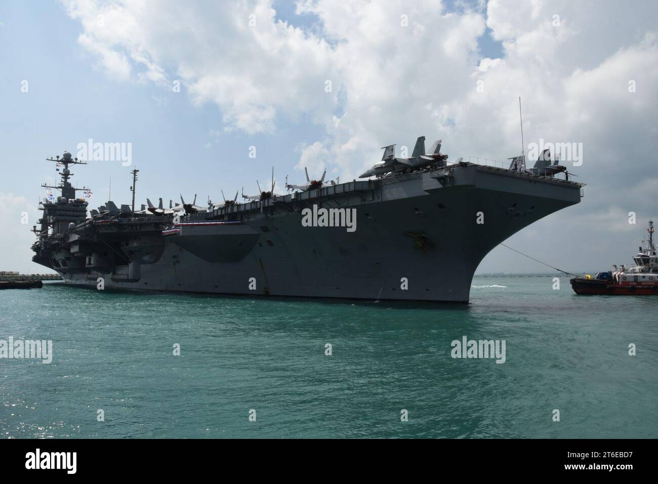 L'USS John C. Stennis arrive à la base navale de Changi à Singapour pour une visite. (26522357055) Banque D'Images