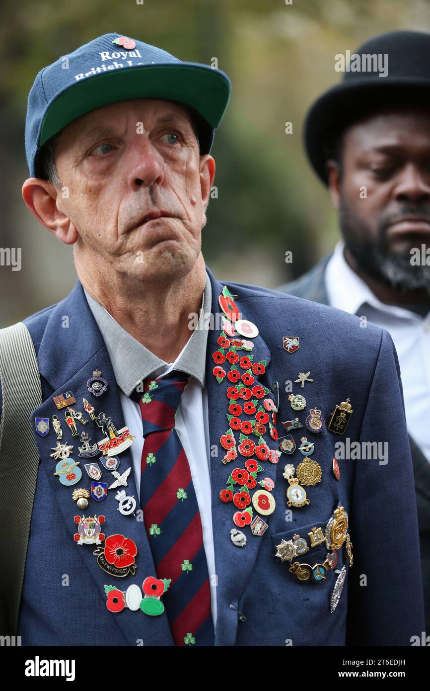 Londres, Royaume-Uni. 09 novembre 2023. Un homme écoute le service, sa veste recouverte de badges militaires. C'est le 95e champ du souvenir de l'abbaye de Westminster. Le champ du souvenir a lieu dans le domaine de l'abbaye de Westminster depuis novembre 1928, pour commémorer ceux qui ont perdu la vie en servant dans les Forces armées. (Photo Martin Pope/SOPA Images/Sipa USA) crédit : SIPA USA/Alamy Live News Banque D'Images