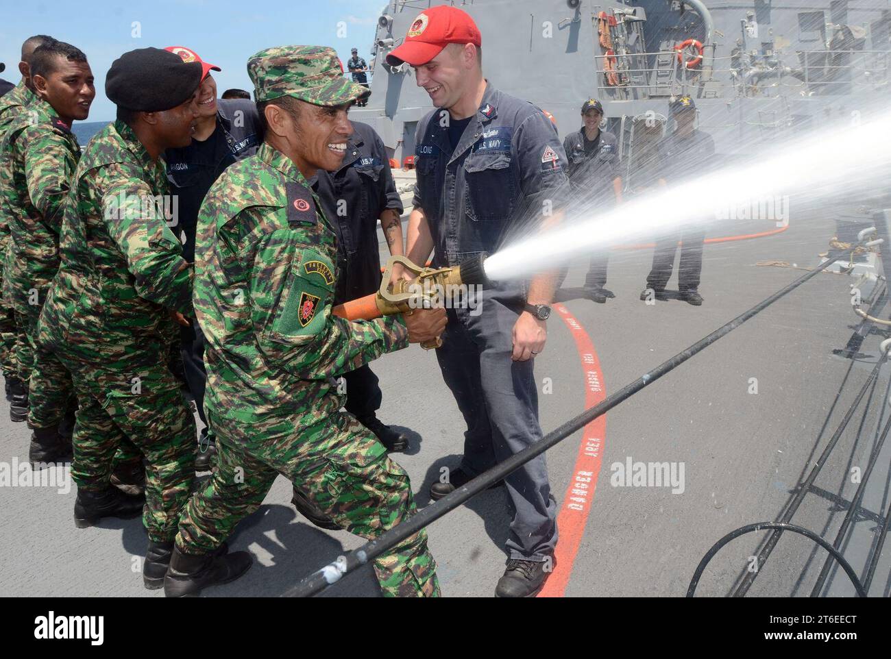 Les marins de l'USS Kidd travaillent avec la Force de défense du Timor Leste. Banque D'Images