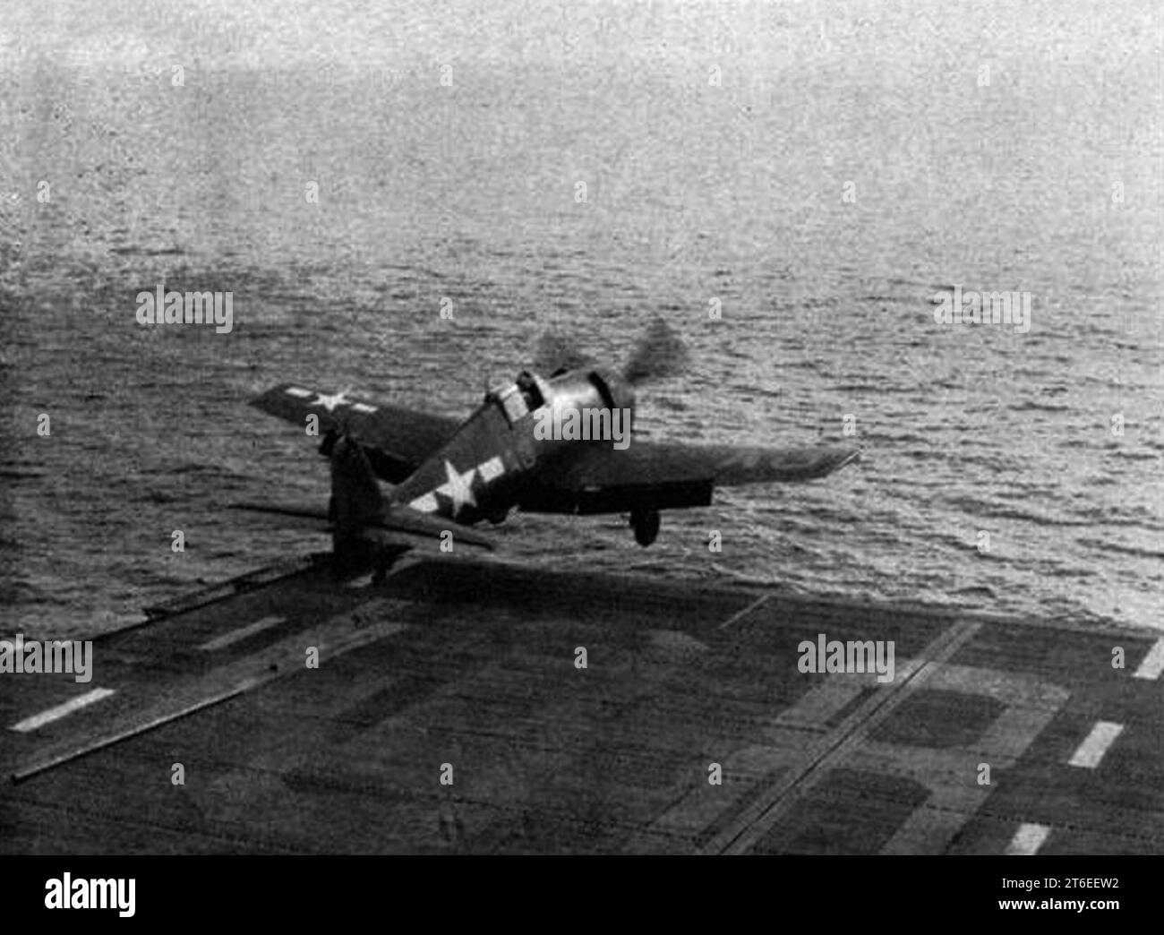 L'USS Kula Gulf (CVE-108) lance un Grumman F6F-5 Hellcat le 16 juin 1945 Banque D'Images