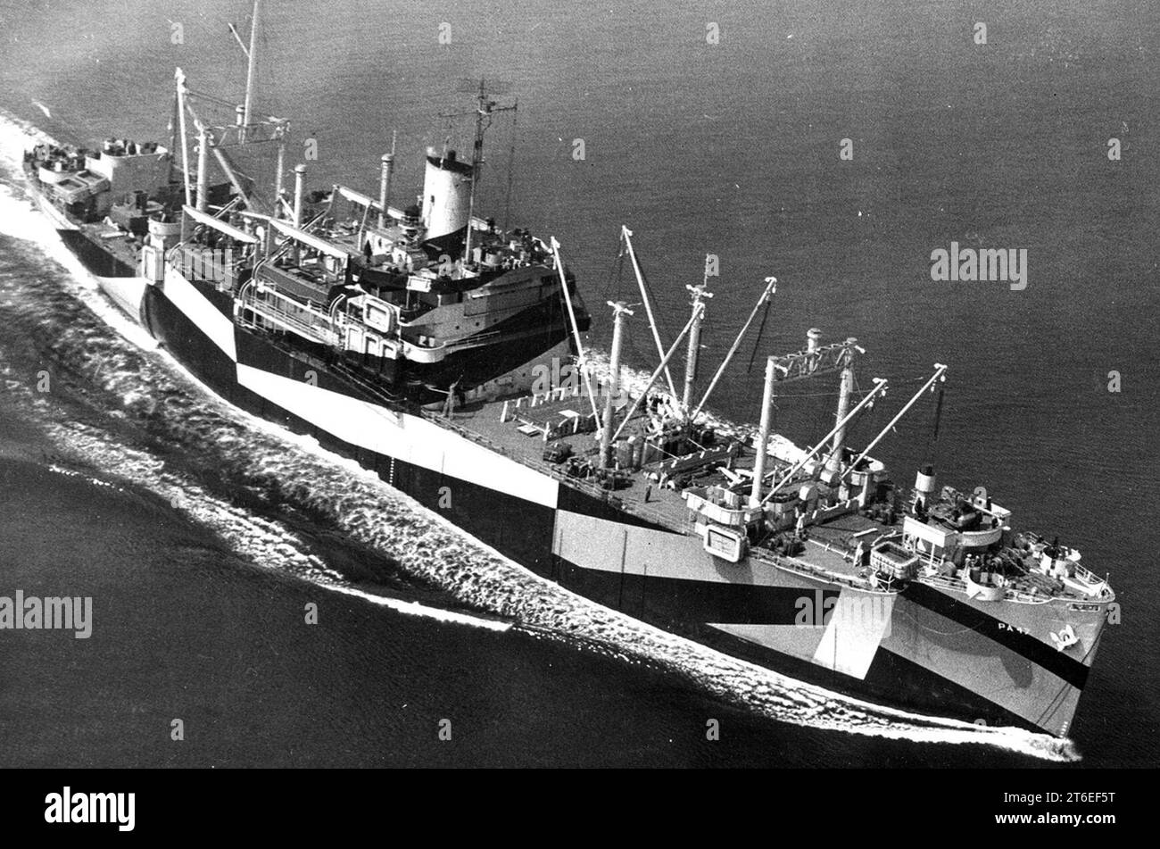 USS Lamar (APA-47) en route au large de New York (USA) le 10 avril 1944 Banque D'Images