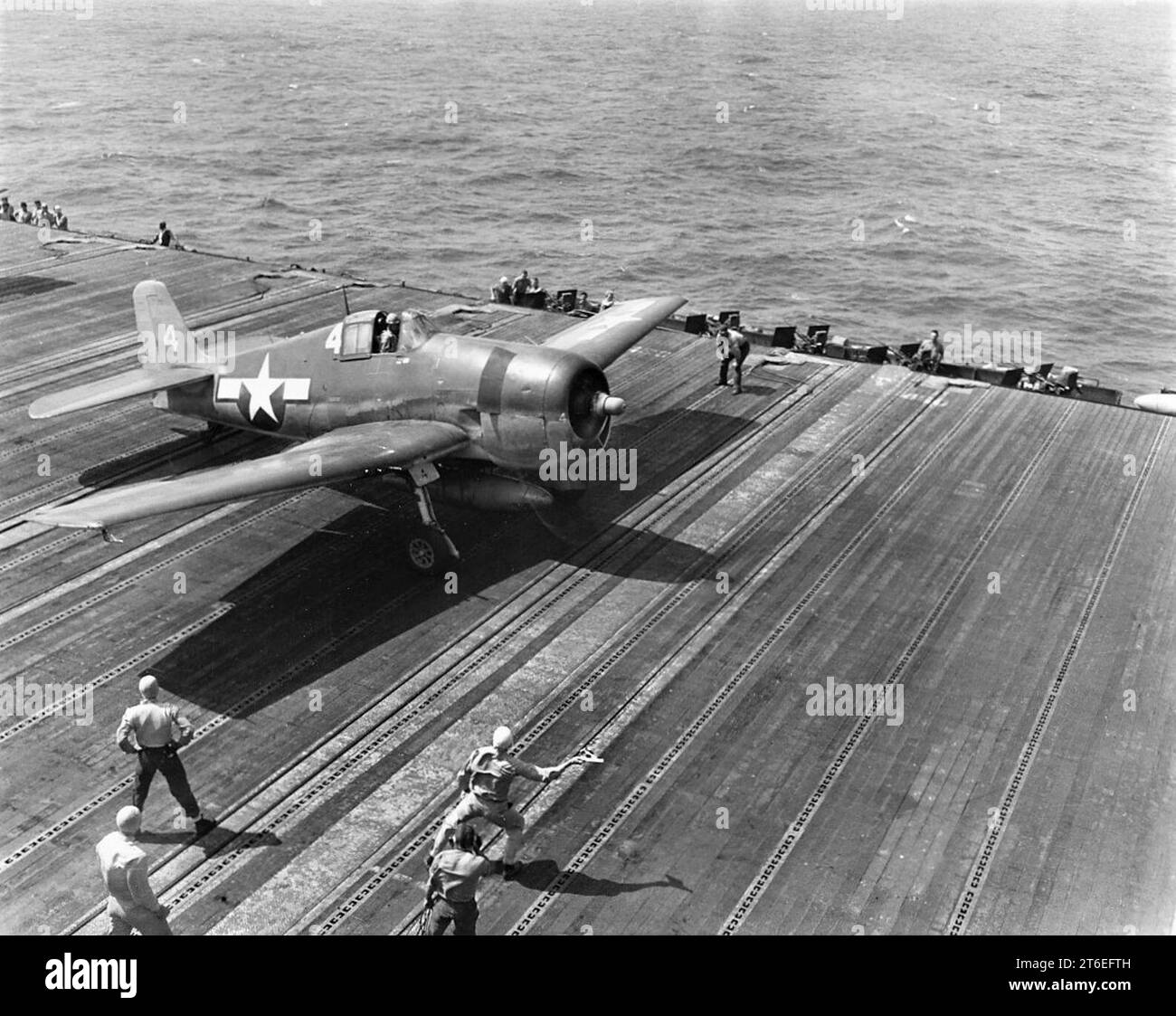 USS Lexington (CV-16) lançant un Grumman F6F Hellcat, vers le 12 octobre 1944 Banque D'Images