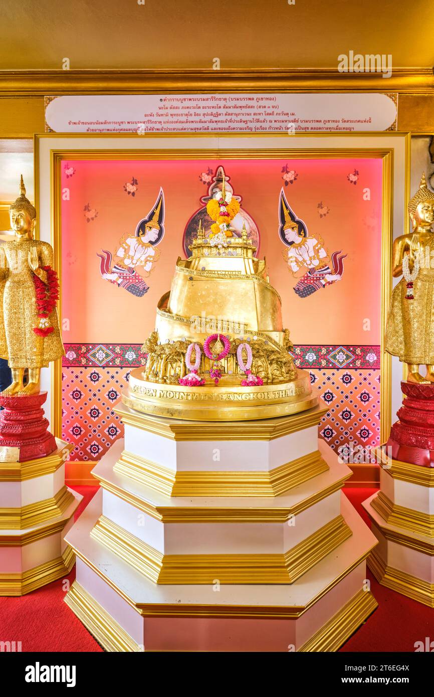 Sous le dôme, stupa, un modèle élaboré du temple en or. Au Wat Saket, le Mont d'Or. À Bangkok, Thaïlande. Banque D'Images