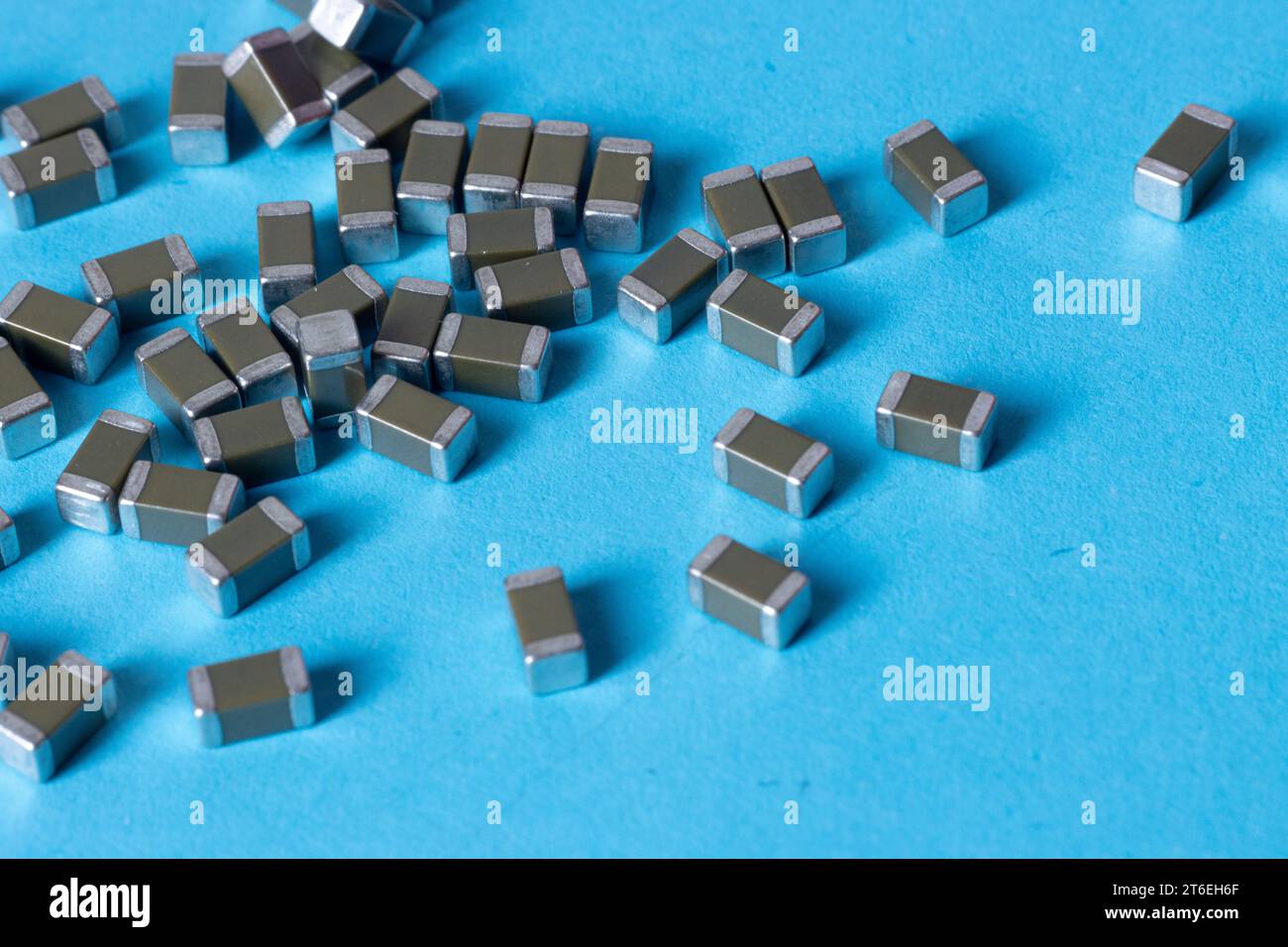 condensateurs céramiques cms, sur une table bleue, composant électronique Banque D'Images
