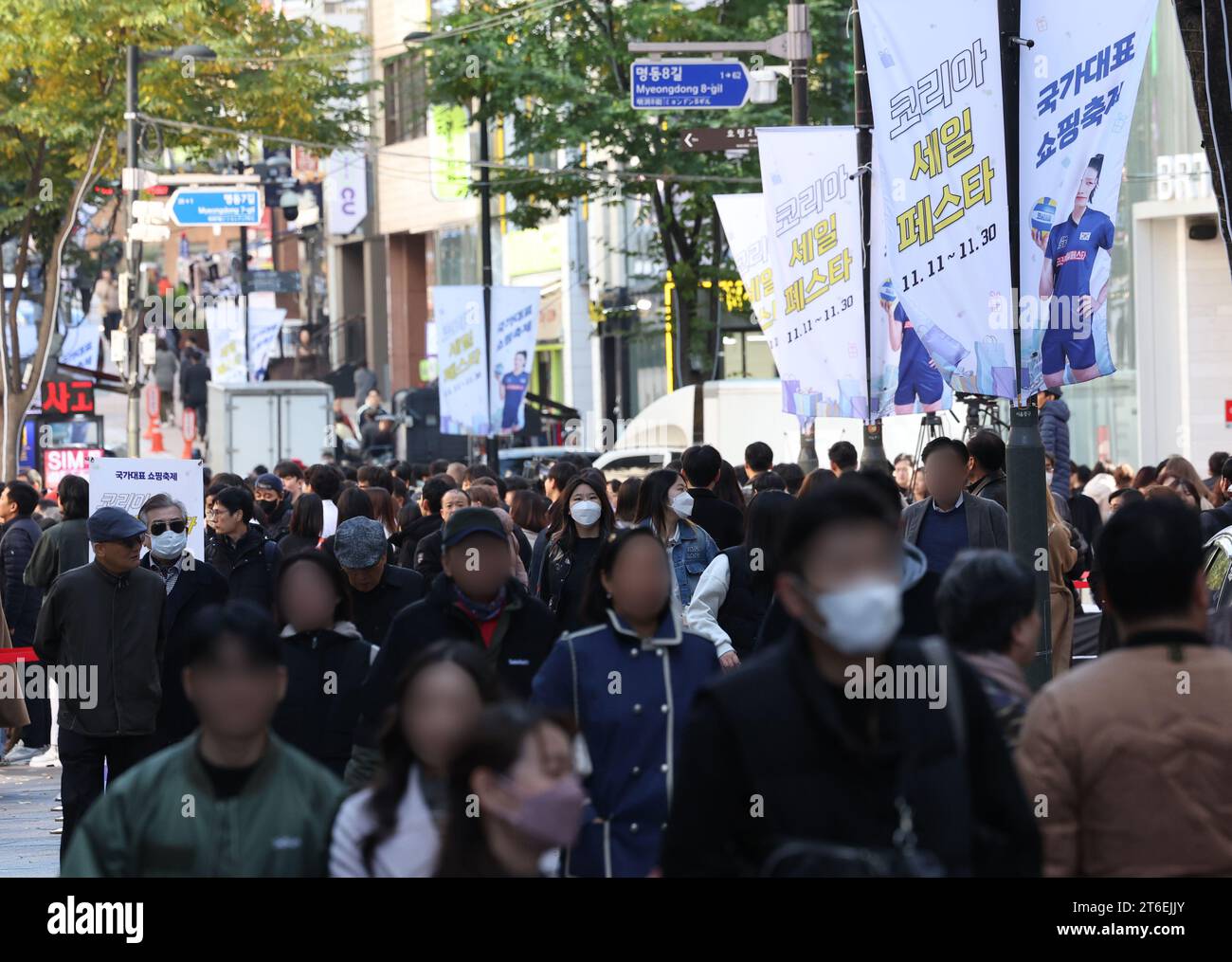 10 novembre 2023. Eve of Korea sale Festa 2023 pancartes faisant la promotion de la Korea sale Festa 2023 ornent le quartier commerçant de Myeongdong dans le centre de Séoul le 10 novembre 2023. Le festival annuel se déroulera à l'échelle nationale du 11 au 30 novembre, mettant en vedette plus de 2 500 entreprises, y compris des géants de l'industrie, tels que Samsung, LG, Hyundai, lotte, Homeplus et Emart, offrant les plus grandes réductions jamais réalisées cette année. Crédit : Yonhap/Newcom/Alamy Live News Banque D'Images