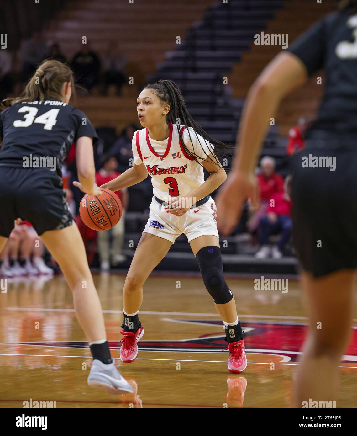 Poughkeepsie, New York, États-Unis. 9 novembre 2023. KIARA FISHER (3 ans), la meneuse du Marist College, considère son prochain coup tandis que la défenseuse LAUREN LITHGOW (34 ans) la regarde pendant la seconde moitié du match entre les Red Foxes du Marist College et les Black Knights de l'Armée sur le campus du Marist College à Poughkeepsie, NY. (Image de crédit : © Scott Rausenberger/ZUMA Press Wire) USAGE ÉDITORIAL SEULEMENT! Non destiné à UN USAGE commercial ! Crédit : ZUMA Press, Inc./Alamy Live News Banque D'Images