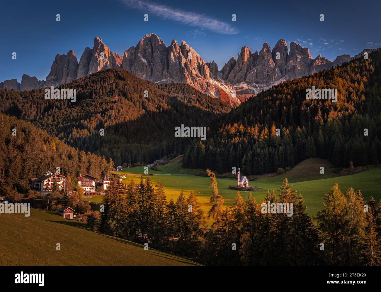 Val Di Funes, Dolomites, Italie - vue d'automne de St. Johann Church (Chiesetta di San Giovanni in Ranui) au Tyrol du Sud avec les Dolomites italiennes en wa Banque D'Images